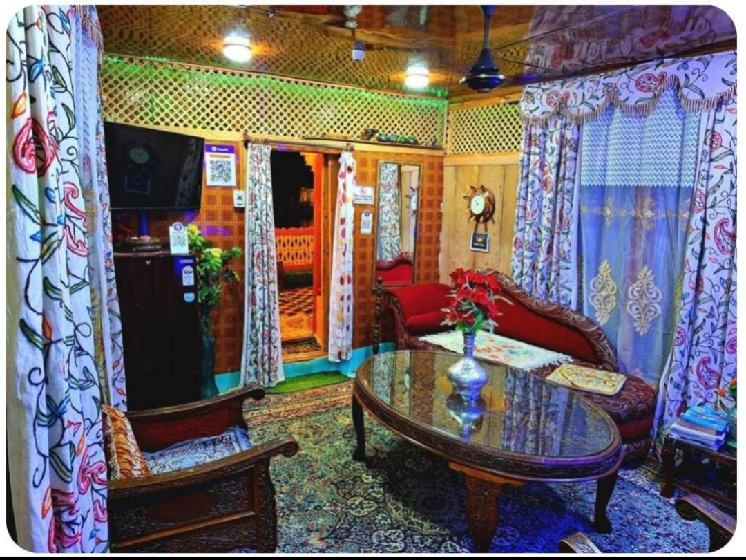 King Of Kings Houseboat Hotel Srinagar  Exterior photo